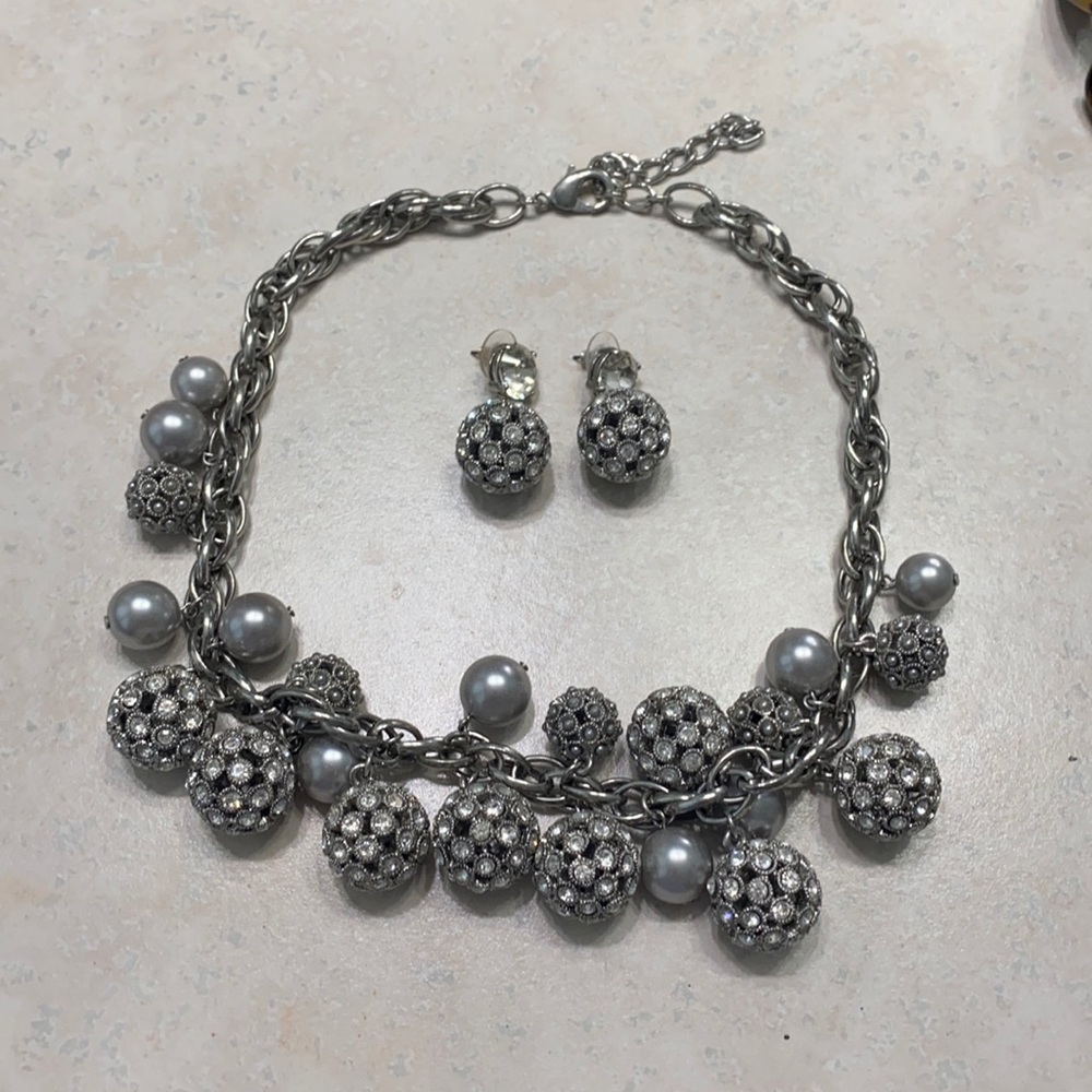 Sparkly chunky necklace and earring set.